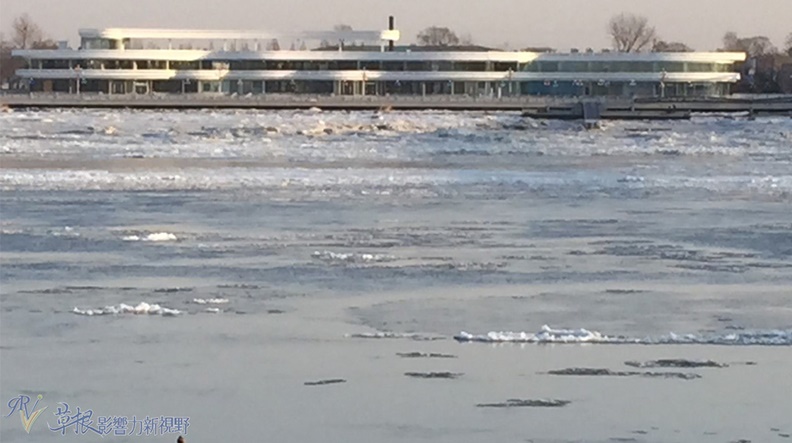 中朝友誼大橋盡頭為北韓的現代新穎建築,應是作為海關等用途。