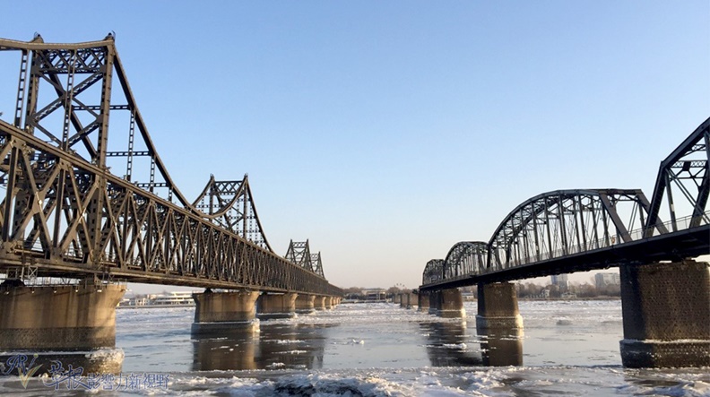左邊是友誼大橋,右方是斷橋,斷橋的形狀與西螺大橋很神似。