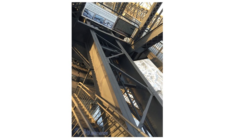 來到斷裂處可下到橋樑下方觀賞橋樑的結構。