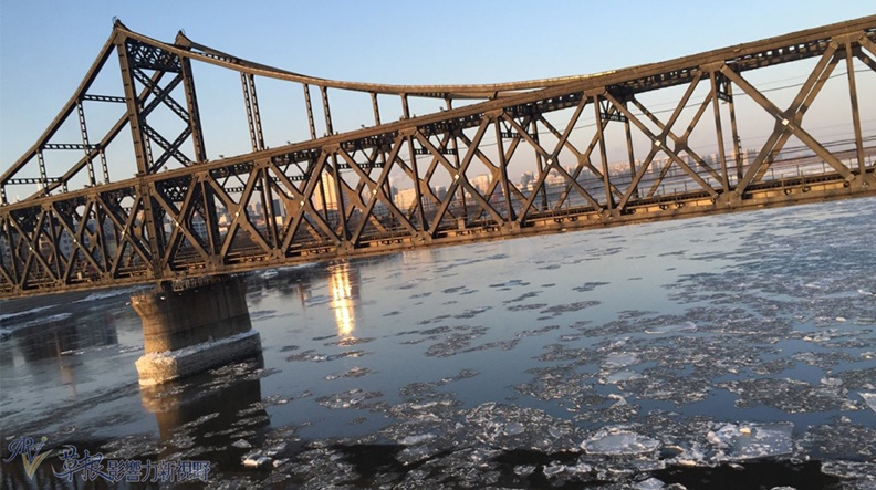 從斷橋看友誼大橋,可見橋後方的丹東市區景觀。