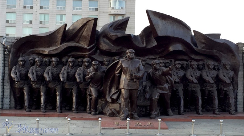 斷橋前方的「抗美援朝」雕像,前方將領為彭德懷將軍。