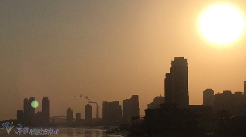 傍晚時分落日餘暉照耀在丹東的城區。