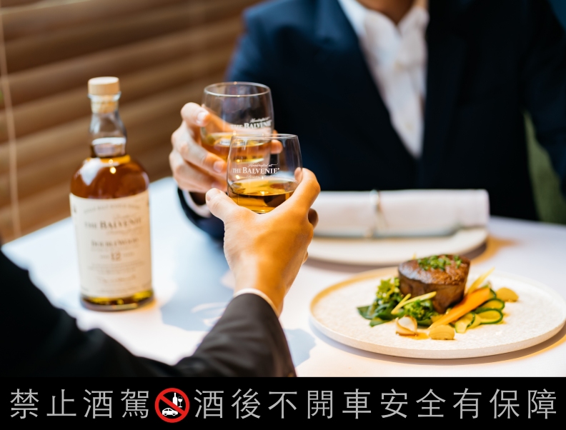 「有故事」的百富雙桶12年單一麥芽威士忌，是史上第一個使用「過桶」技術熟成的酒款，加上口感圓潤和諧，是白領人士商務餐敘的首選。