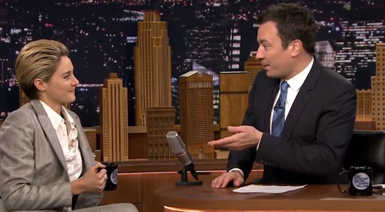 Jimmy Fallon與Shailene Woodley一起喝「防彈咖啡」。擷取自YouTube。