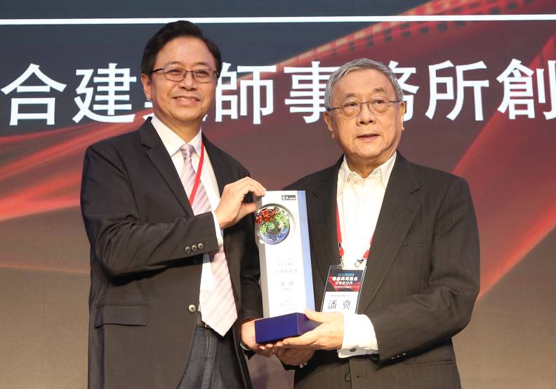 知名建築師潘冀(右)獲頒遠見終身成就獎。