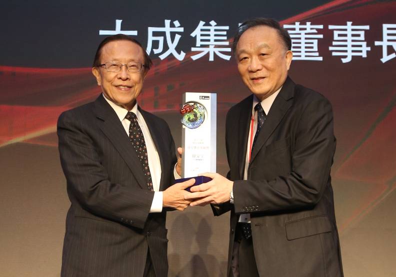 大成集團董事長韓家宇(右)獲頒遠見傑出領袖獎。