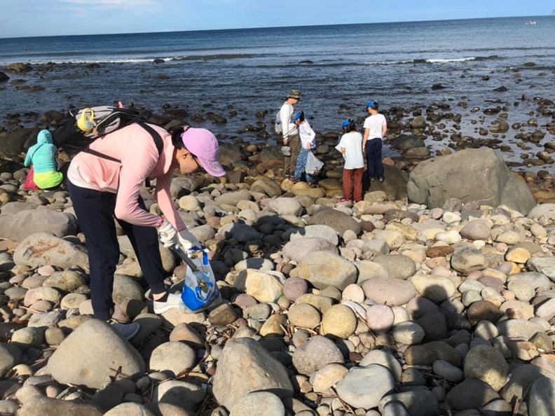 人們的過度消費,造成嚴重的塑膠垃圾及海洋生態問題。(圖片來源:寶島淨鄉團)