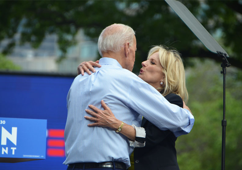 拜登夫婦。Flickr by Michael Stokes