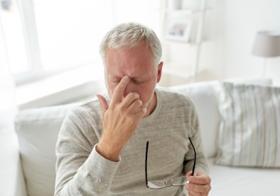 中風前兆要小心！眼睛黑矇、暈眩，可能是頸動脈狹窄造成的