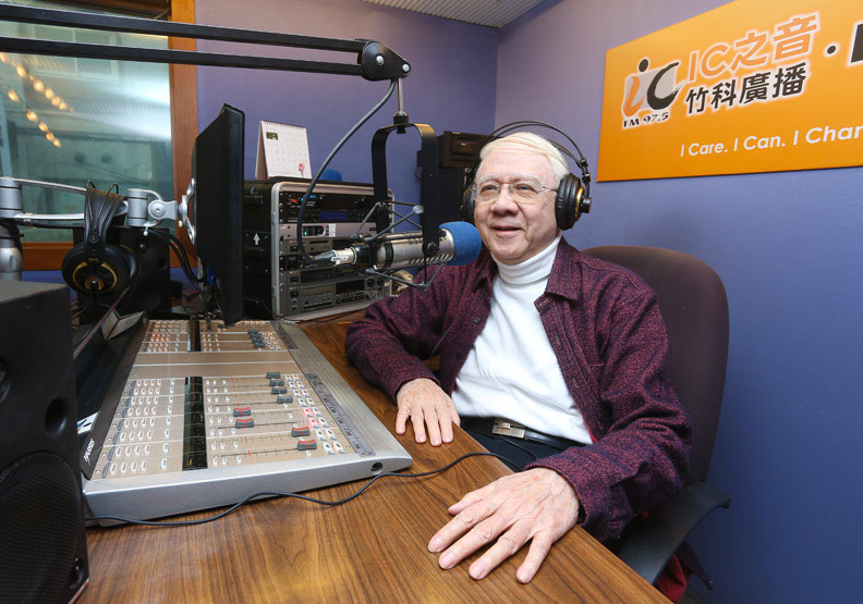 劉炯朗自清大退休後,主持廣播節目「我愛談天你愛笑」。蘇義傑攝