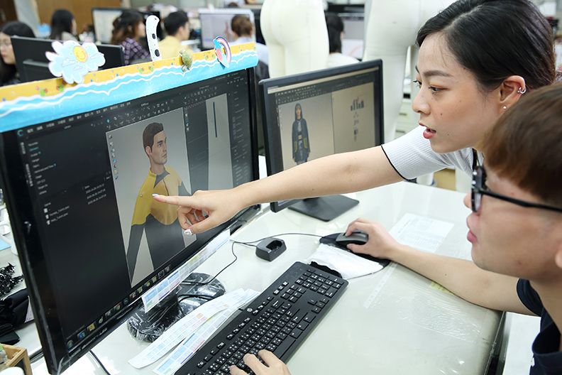 數位轉型是儒鴻自創立以來就持續不間斷的發展過程,讓儒鴻早已從傳統紡織業,成功轉型為科技紡織業。