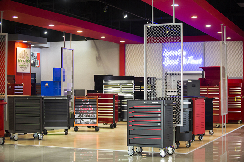 打破代工思惟，成立設計團隊、創品牌，把原本冷冰冰的工具箱改造得更有型，讓明昌在2016年拿下iF設計獎、金點設計大獎等殊榮。