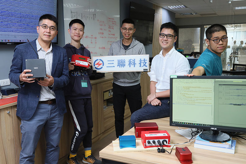 林大鈞董事長也與創意十足的年輕研發團隊共同投入開發,找出可以同步協助安裝與排除困難的創新服務模式。