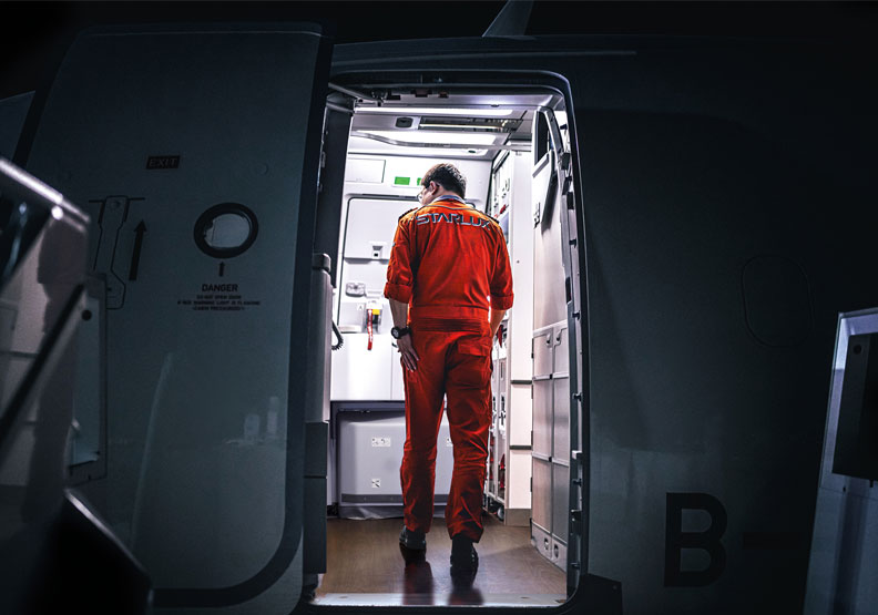 圖／星宇航空推出的2021年年曆，以董事長張國煒親自從德國漢堡接回星宇首架A321neo的背影，做為1月和12月首尾呼應的照片。星宇航空提供