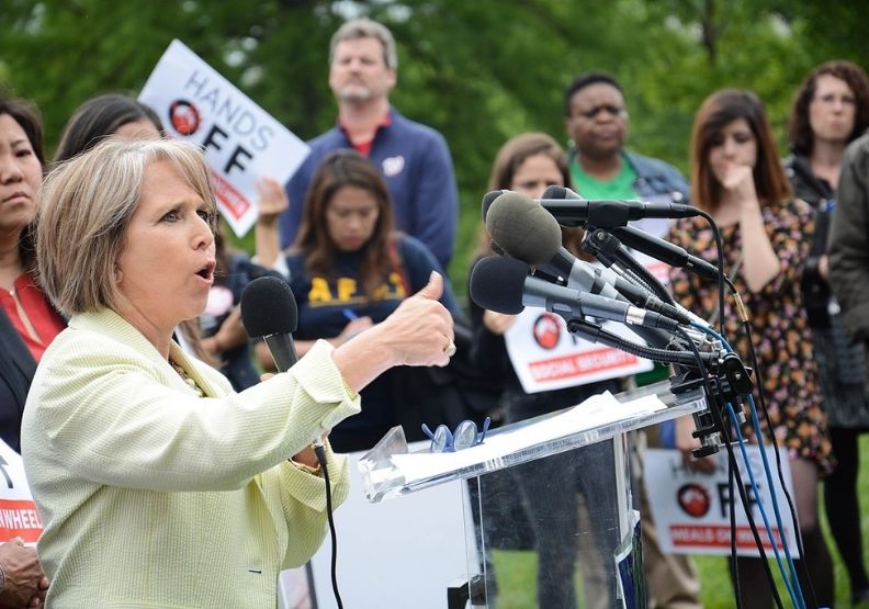 現任新墨西哥州長盧安格里沙姆(Michelle Lynn Lujan Grisham),是接任公共衛生局長的熱門人選。取自維基百科。