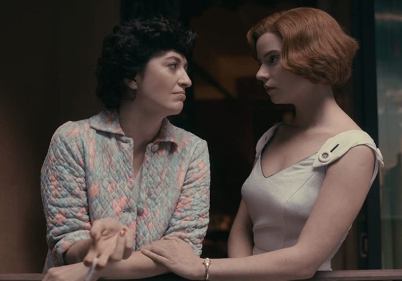 左為貝絲的養母,取自netflix。