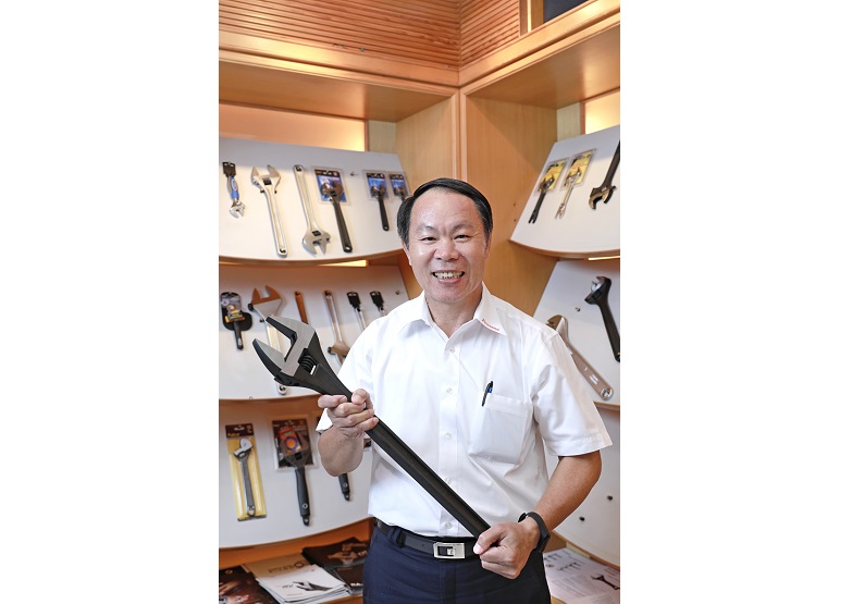 伯鑫工具總經理吳傳福與扳手合影。