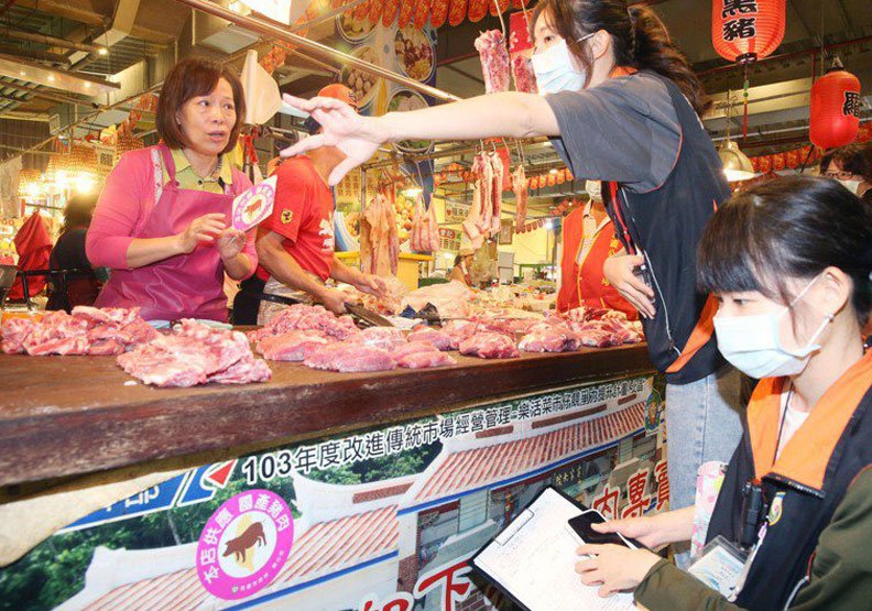 圖／桃園興國市場肉販業者經桃園衛生局稽查員輔導後，現場貼上產地標示。聯合新聞網提供