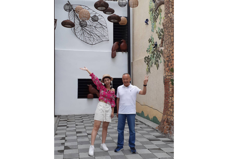 縣長徐耀昌對南江老街公共會所感到滿意。