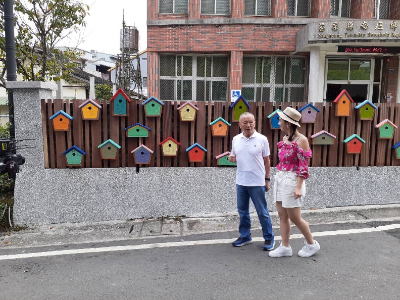 縣長徐耀昌暢談慢城南庄之美(背景即為信箱)。