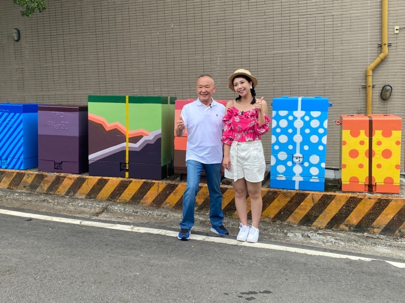 縣長徐耀昌在色彩繽紛的「禮盒」前打卡按讚。