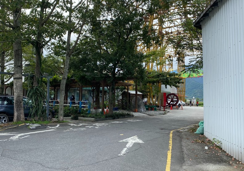 農會後方的通道，當時這處車輛進出口遭到圍起。