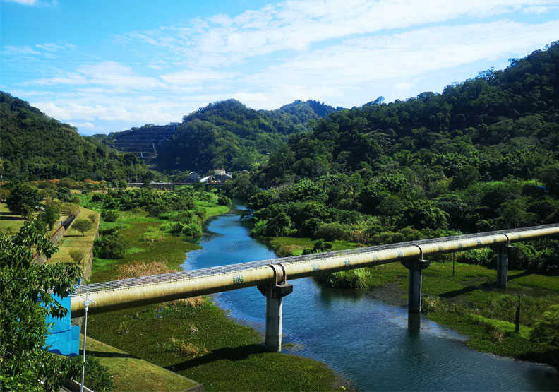 鐵道終點可眺望鯉魚潭。