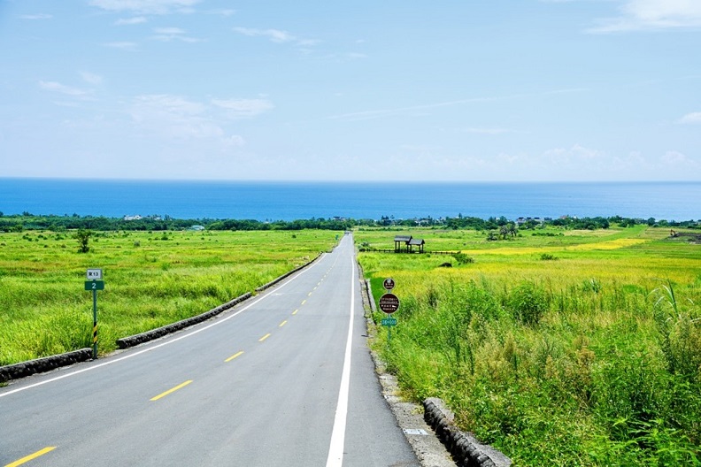 長濱金剛大道,一條線的馬路直通往藍色太平洋。