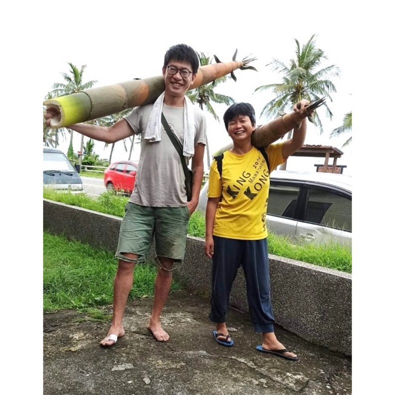 跟著鄰居大姐山腳挖竹筍,採到跟人一樣大的巨竹筍。(高耀威提供)