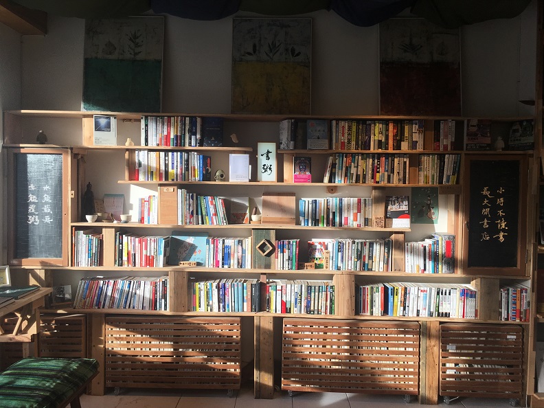 長濱小鎮街上的書店「書粥」,每換一個不同的店長,店裡的陳設、選書也會不同。(高耀威提供)