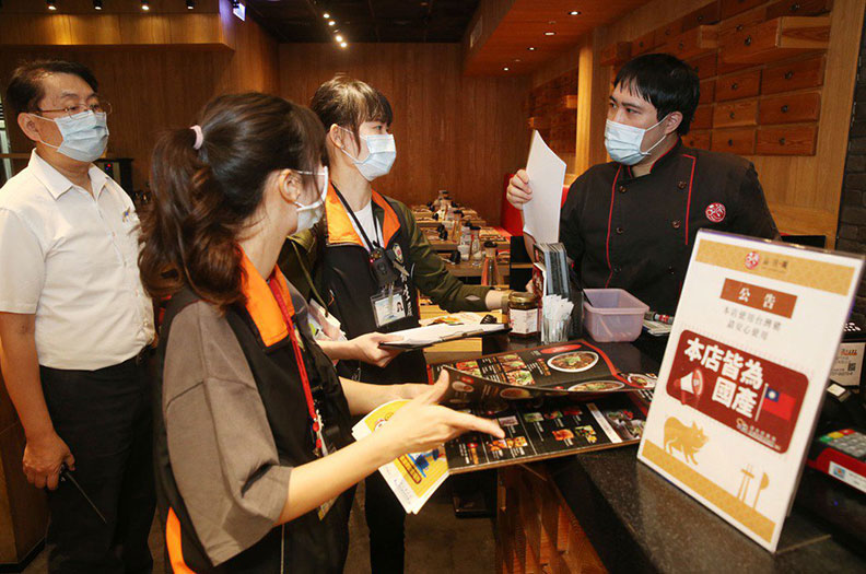 桃園衛生局輔導業者標示與溯源,食安稽查大隊稽查員赴生鮮超市、賣場、小吃街及傳統市場輔導業者。聯合新聞網提供