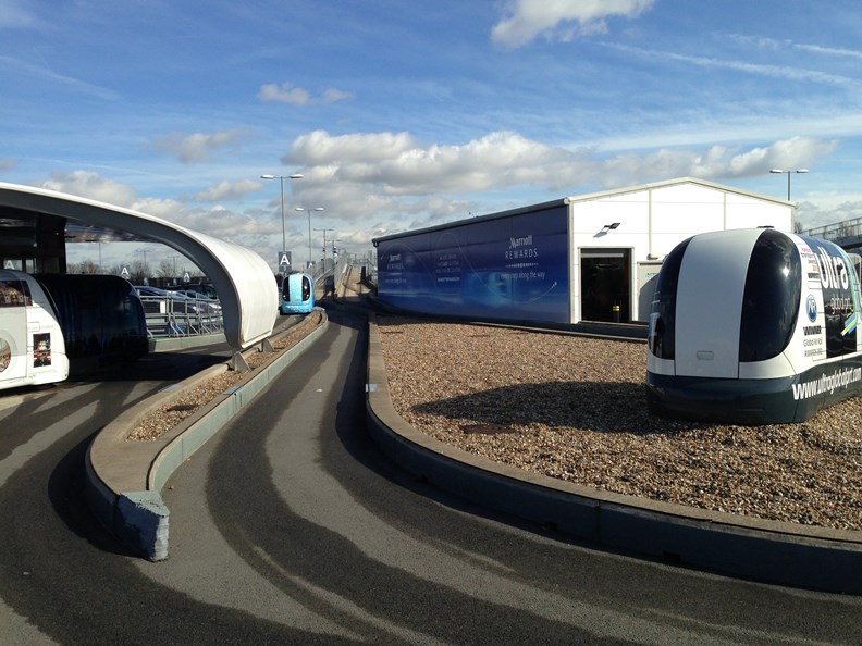 英國希斯羅機場的 Ultra PODs 無人接駁車。