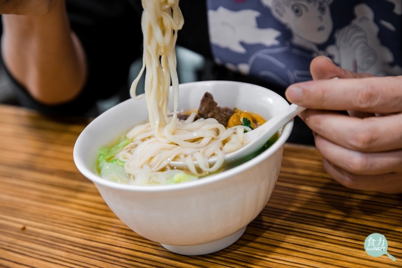 永康商圈「麗園」的金針排骨酥麵,滋味意想不到的清爽。取自食力