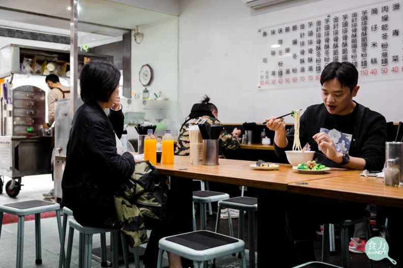 拿起勺子品嚐排骨酥麵的Soac,突然神態正經起來。取自食力