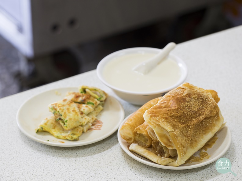 經典的台式早餐:燒餅油條配香濃豆漿,還有香味十足的蔥蛋餅。取自食力