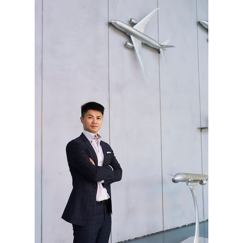 敏鈞精密總經理洪一鈞與自有五軸設備製作的飛機模型。