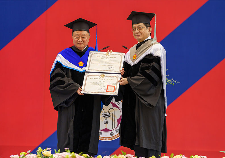 圖／台大校長管中閔（右）頒發「名譽博士學位」給台達電創辦人鄭崇華（左）。 台達提供