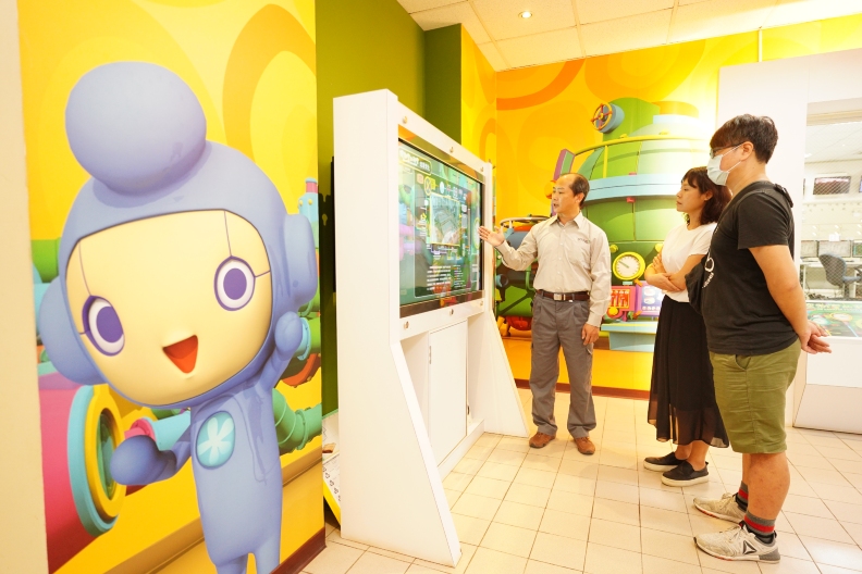 對民眾介紹109年環教設施場所硬體的升級，使苗栗縣BOT垃圾焚化廠成為融入在地的環境教育設施場所。 環教3.0。