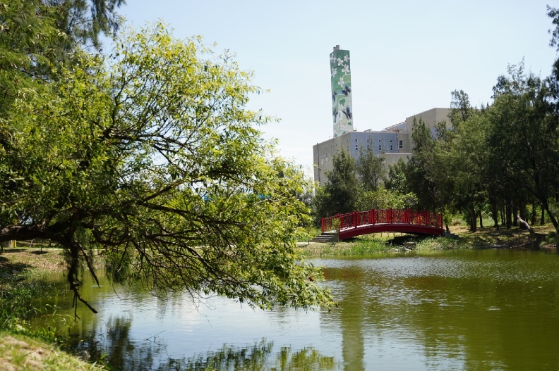 苗栗縣政府環保局垃圾焚化廠周邊有濕地生態、紫斑蝶生態、濱海植物等，是全國唯一與濕地友善共存的焚化廠。