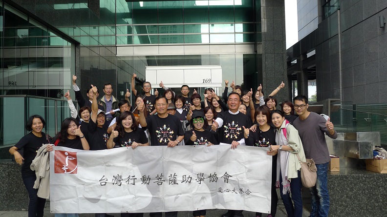 吳董事長樂於參與公益活動也發揮自身影響力,邀請好友與公司同仁一起行善積德。