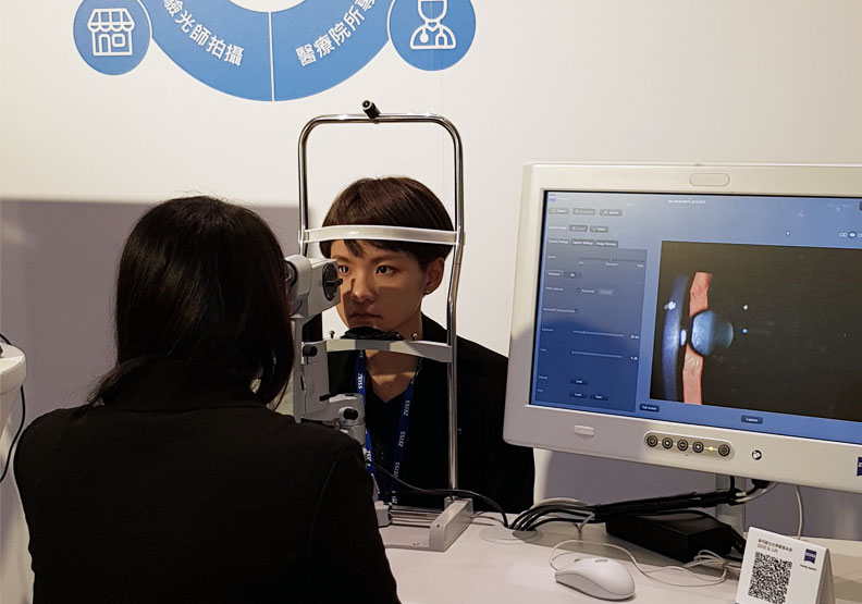 蔡司推出手持式眼底鏡,可以判斷視網膜健康狀況,若有異常則可提早預警、轉診治療。毛凱恩攝