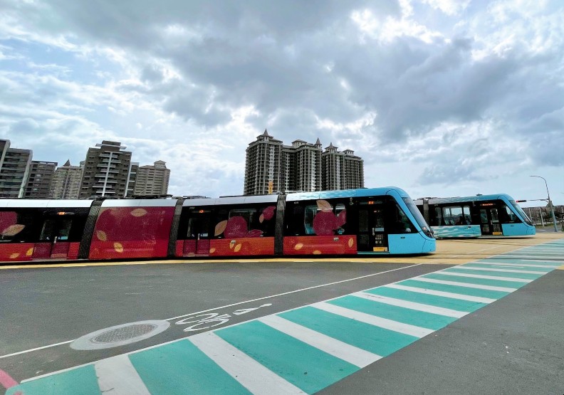 淡海輕軌藍海線正式營運第一天吸引大量民眾到訪。圖片取自淡海輕軌官方臉書