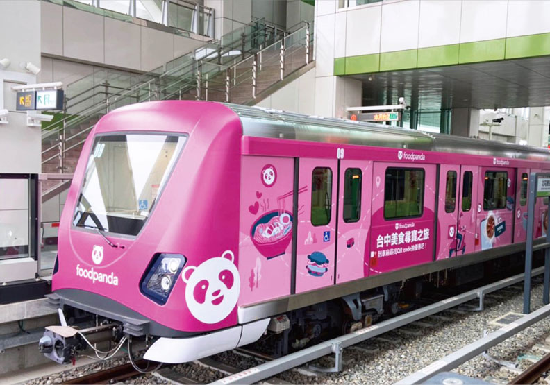圖／除了大鼎餐飲事業群，還有foodpanda等廠商都因看好台中捷運營運商機而包下了車體做廣告。台中捷運臉書