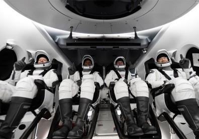 馬斯克再寫太空新頁！SpaceX今成功載四人升空
