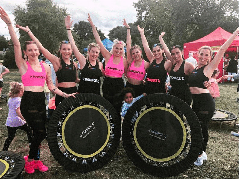 媽媽們開心的帶著小孩參加 Bounce 課程。取自Bounce 官網