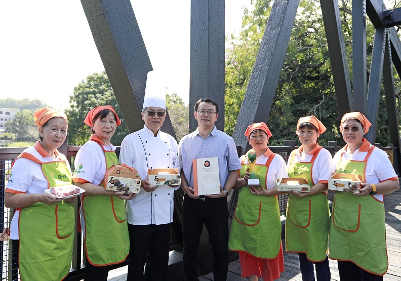 (左起)石岡傳統美食小鋪林淑貞、劉彩蓮、弘光科技大學餐飲管理系特聘教授廖清池、財團法人農業科技研究院研究員羅國良、石岡傳統美食小鋪林淑女、林玉霞、呂玉美。