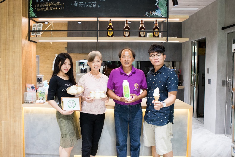 (左起)禾光牧場王映晴、林秋香、王家壽、王奕勝。