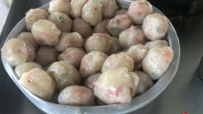 紅糟肉圓的外皮是半透明的。