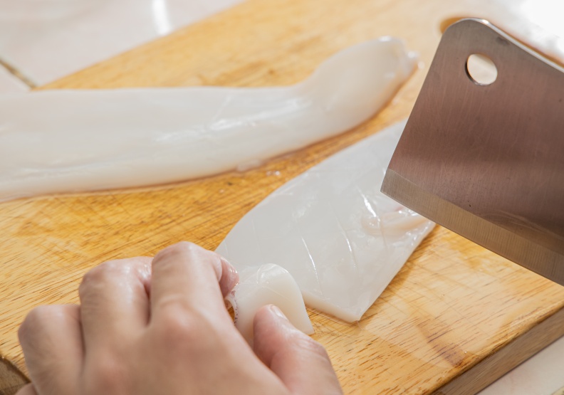 將花枝畫出格狀切痕。取自Shutterstock