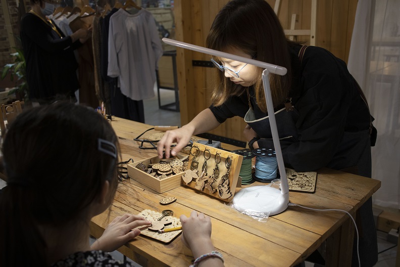 蔡韋彤、蔡姝姮兩姊妹成立原木文創工作室,以樸木為載體,以創意為驅力,運用四百多度的電燒筆刻畫印記。